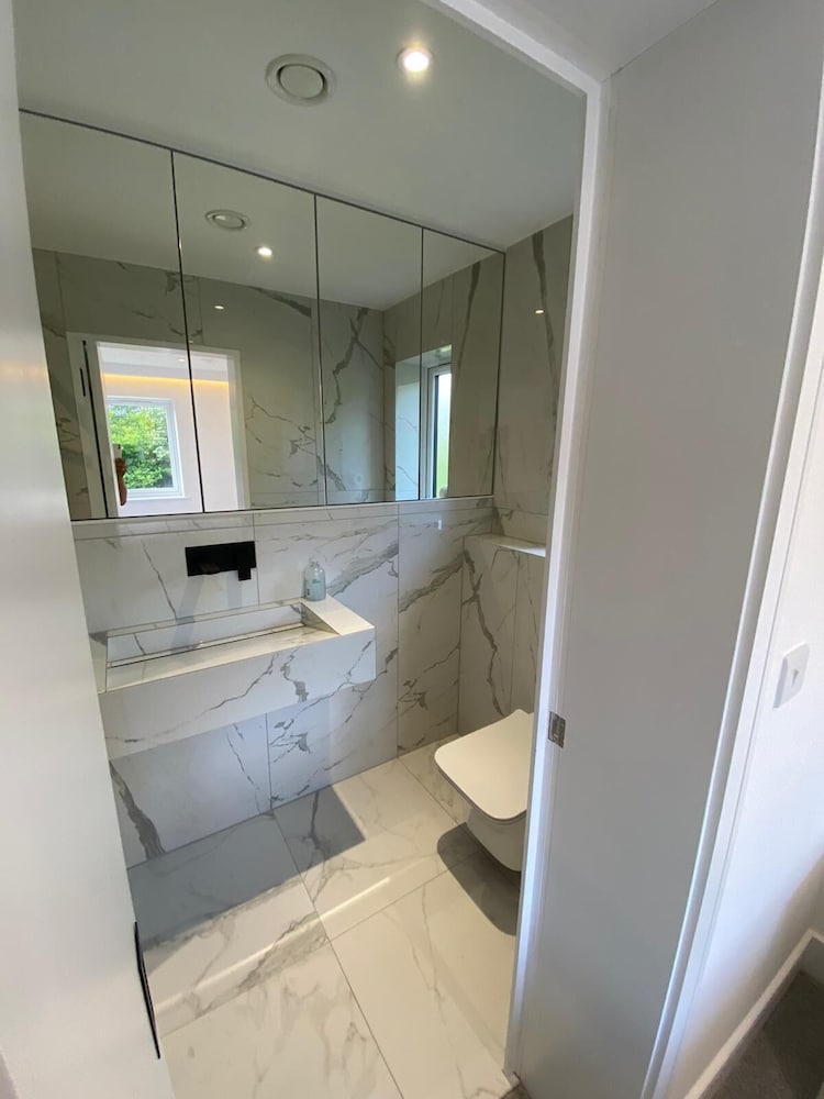 Фото Amazing 2 Bed Flat with Parking