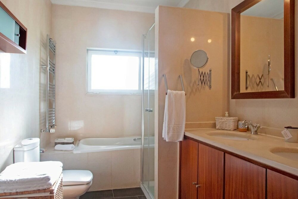 Фото Fig Tree Family House w 4 Bedrooms, Garden & Pool