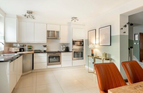 Гостиница The Southwick Sanctuary - Large & Modern 6bdr Home with Private Terrace в Лондоне