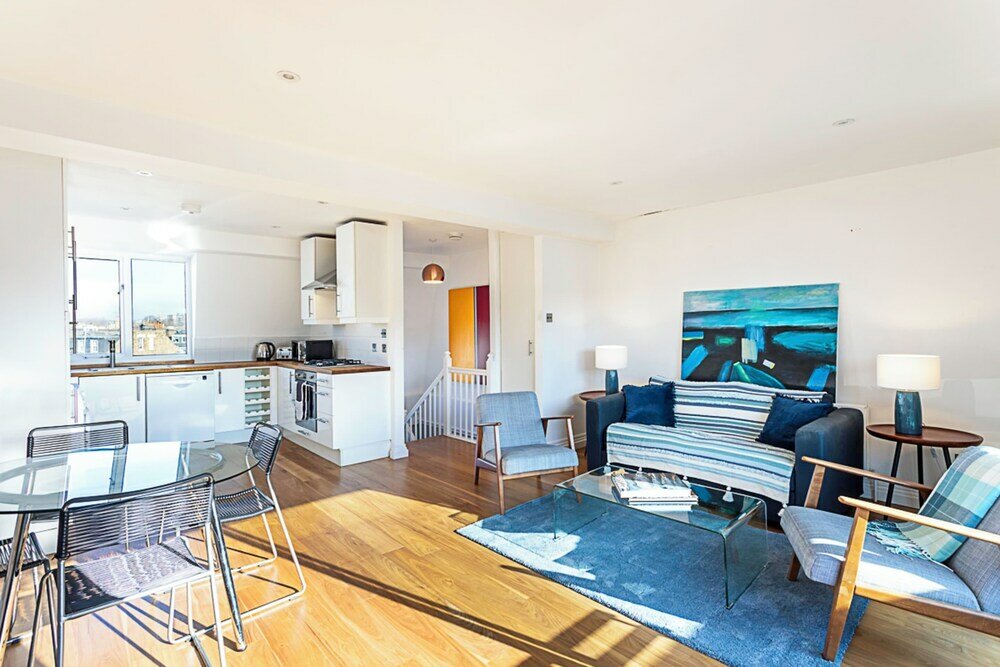 Фото Three Bedroom Kensington Flat