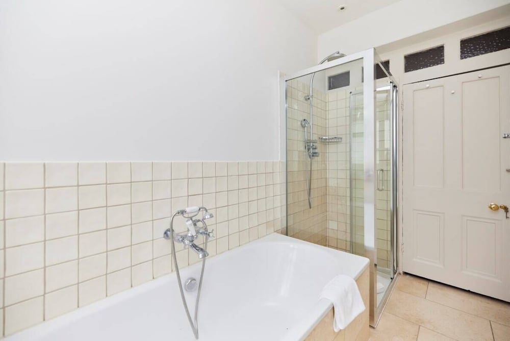 Фото The Hyde Park Mansion Place - Lovely 3bdr Flat