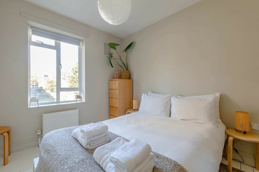 Фото Lovely 2bd House With Garden - Islington
