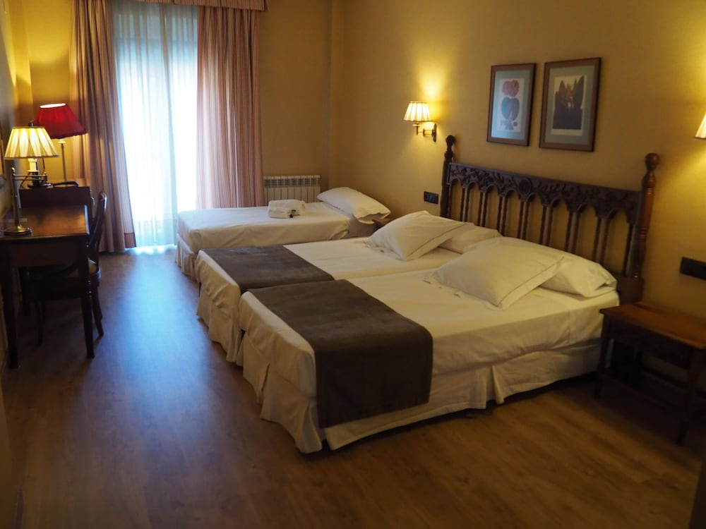 Фото Hotel Ele Puente Romano