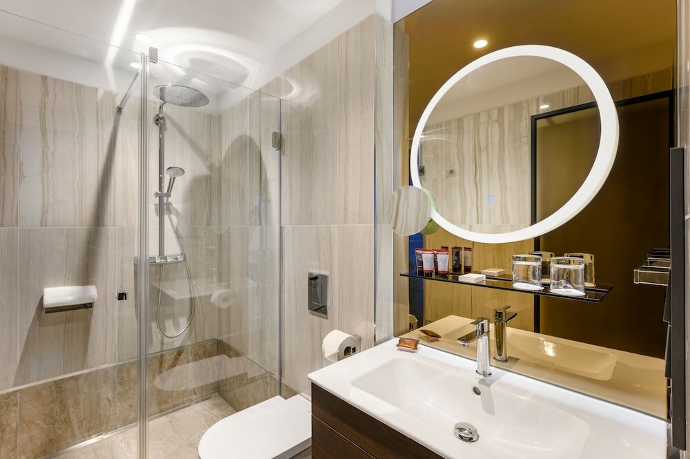 Фото Emerald Hotel & Suites 