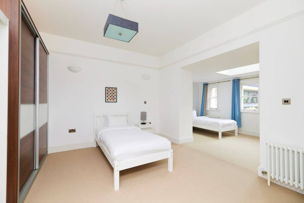 Фото The Woolwich Retreat - Enticing 5bdr House With Parking