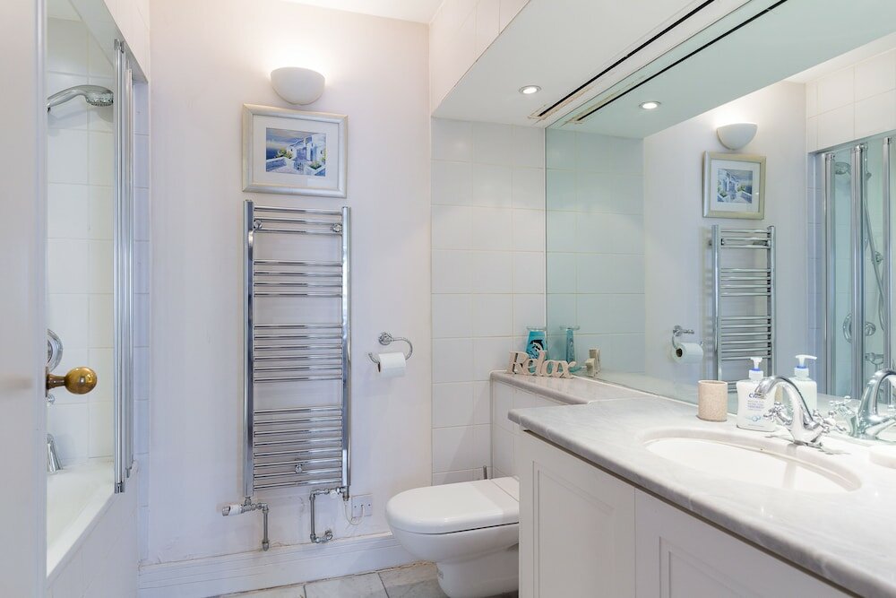 Фото 2-bed 2-bath Next to Park Lane