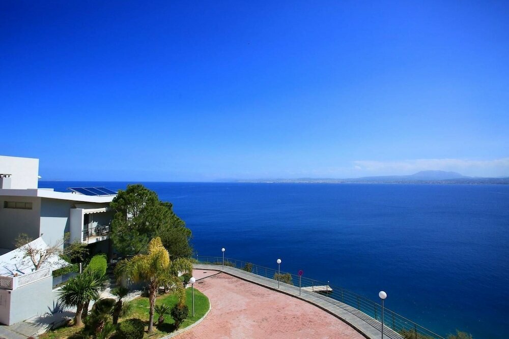 Фото Seafront home 4' walk to private beach