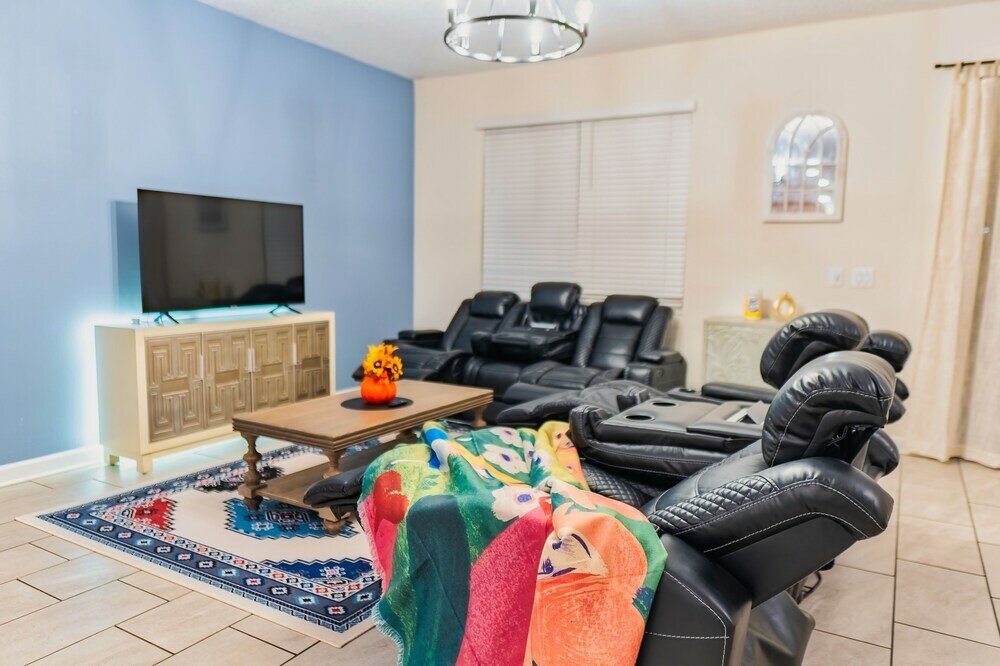 Фото Lakeview Luxury 9 Bedroom & 5 Bathroom w Private Pool