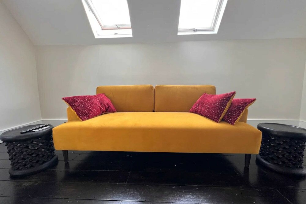 Фото Stylish 1 Bedroom Top Floor Apartment in Highgate