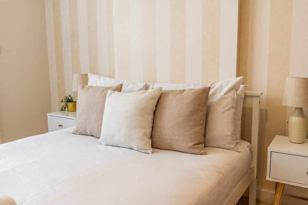 Фото Swanky Stratford Duplex Apartment