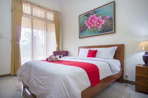 Гостиница RedDoorz Plus @ Pancer Door Beach