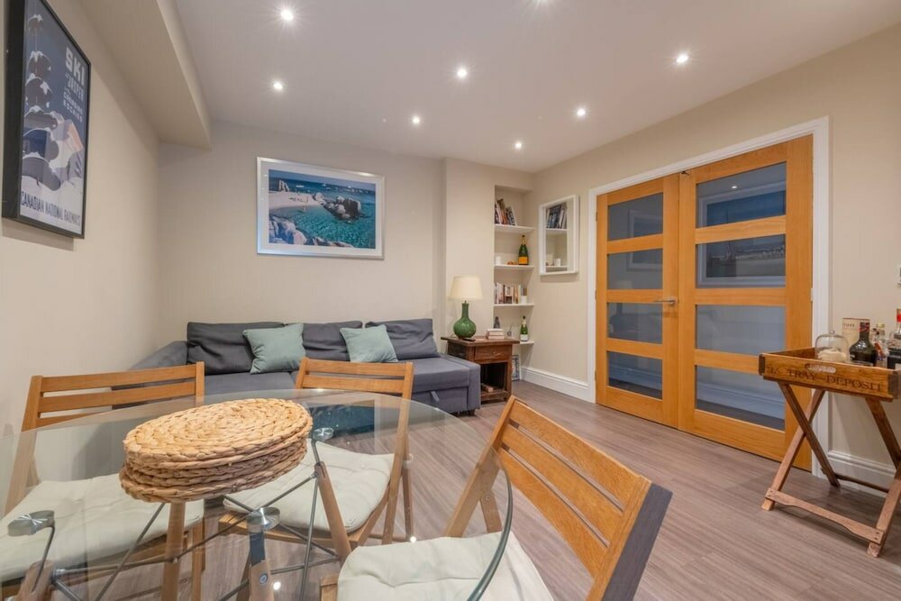 Фото Stylish 2 Bedroom Apartment in Chelsea With Garden