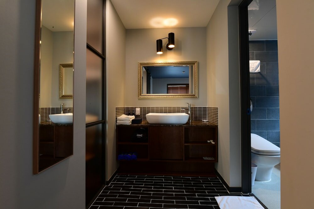 Фото Brown Dot Daeyeon