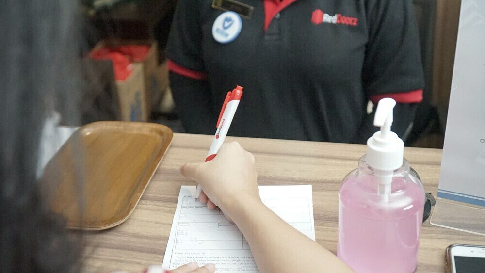 Фото RedDoorz Plus @ Bitung City Center