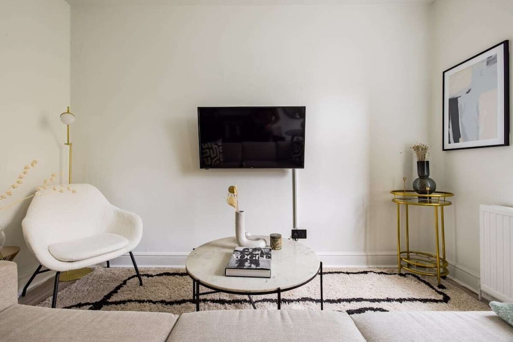 Фото The Kensington And Chelsea Classic - Glamorous 2bdr Flat