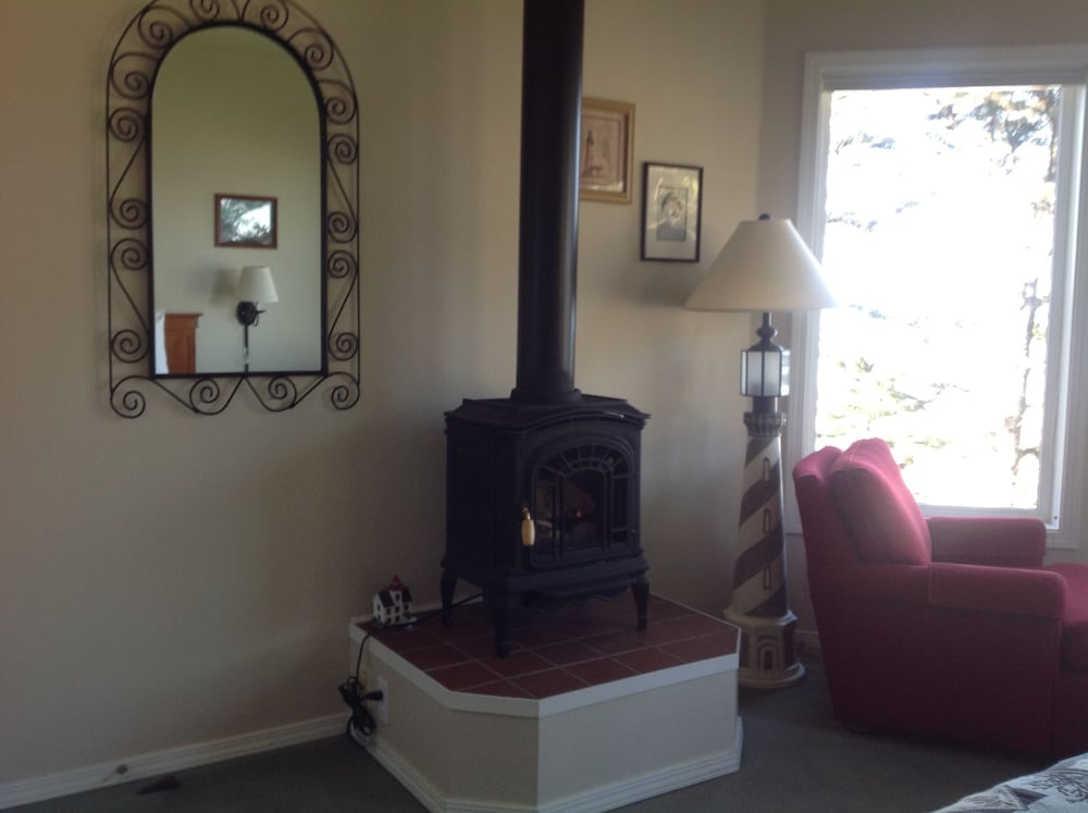 Фото Tyee Lodge Oceanfront B&b