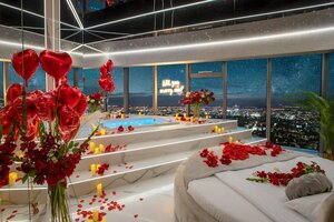 Гостиница Apartments in Sky Tower with Bathtub near the window