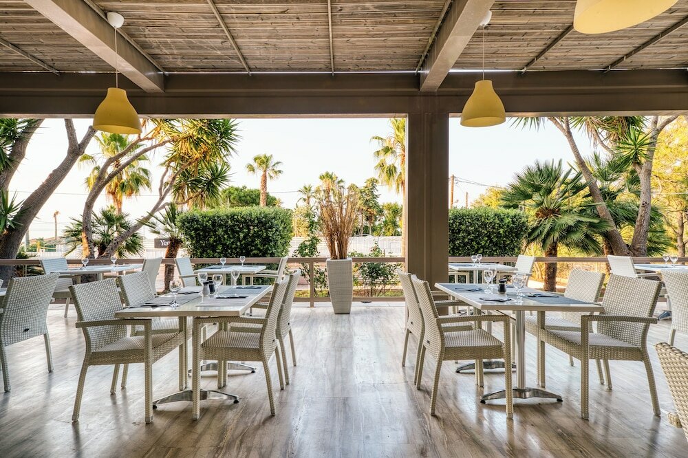 Фото Black and White Boho Resort