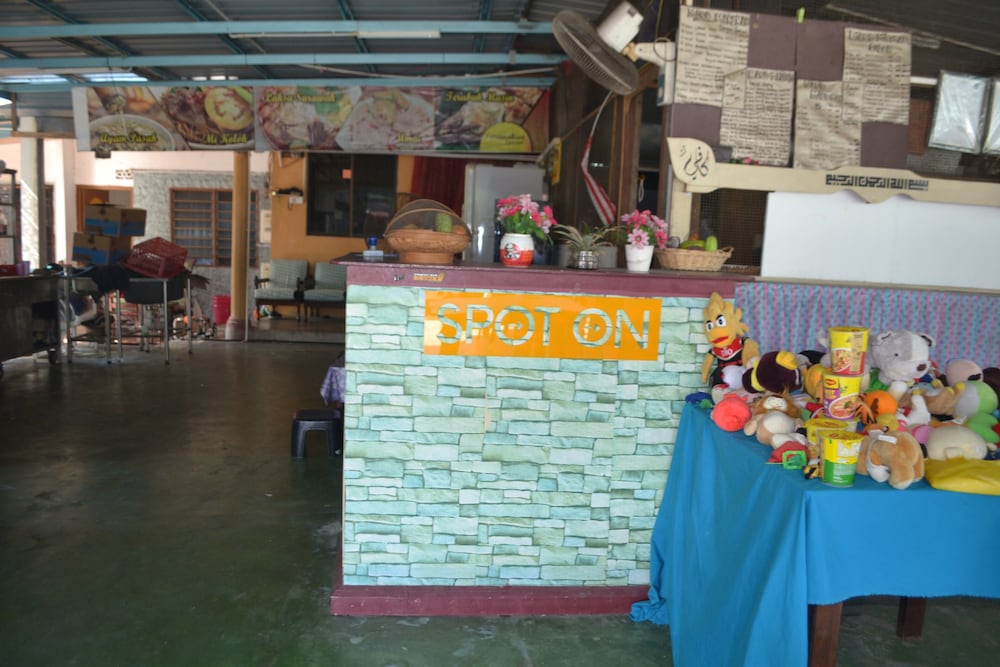 Фото Spot On 89821 Batu Maung Sempoi Inn And Cafe