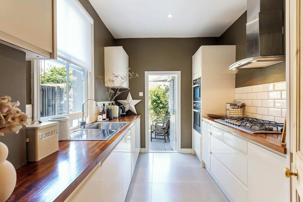 Фото Tooting's Charming Victorian Garden Hideaway