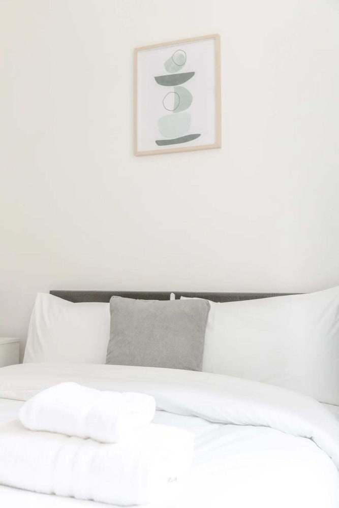 Фото Spacious and Central 4 Bedroom Flat - West Kensington