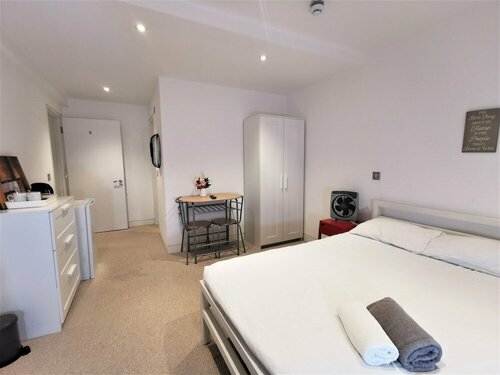 Гостиница Spacious Double Room with en-suite - 2c в Лондоне