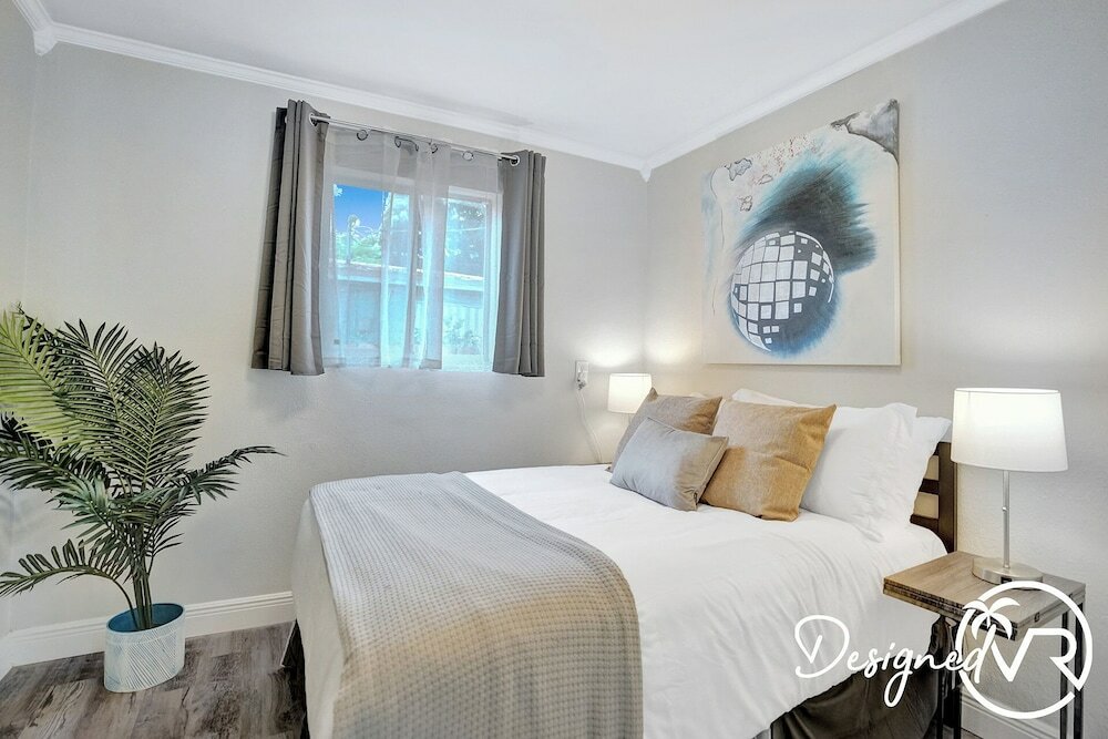 Фото Beautiful 4 Br with Private Heated Pool