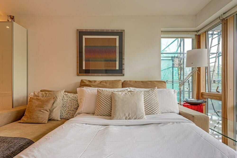 Фото Bright 1 Bedroom Apartment Near London Bridge With Balcony