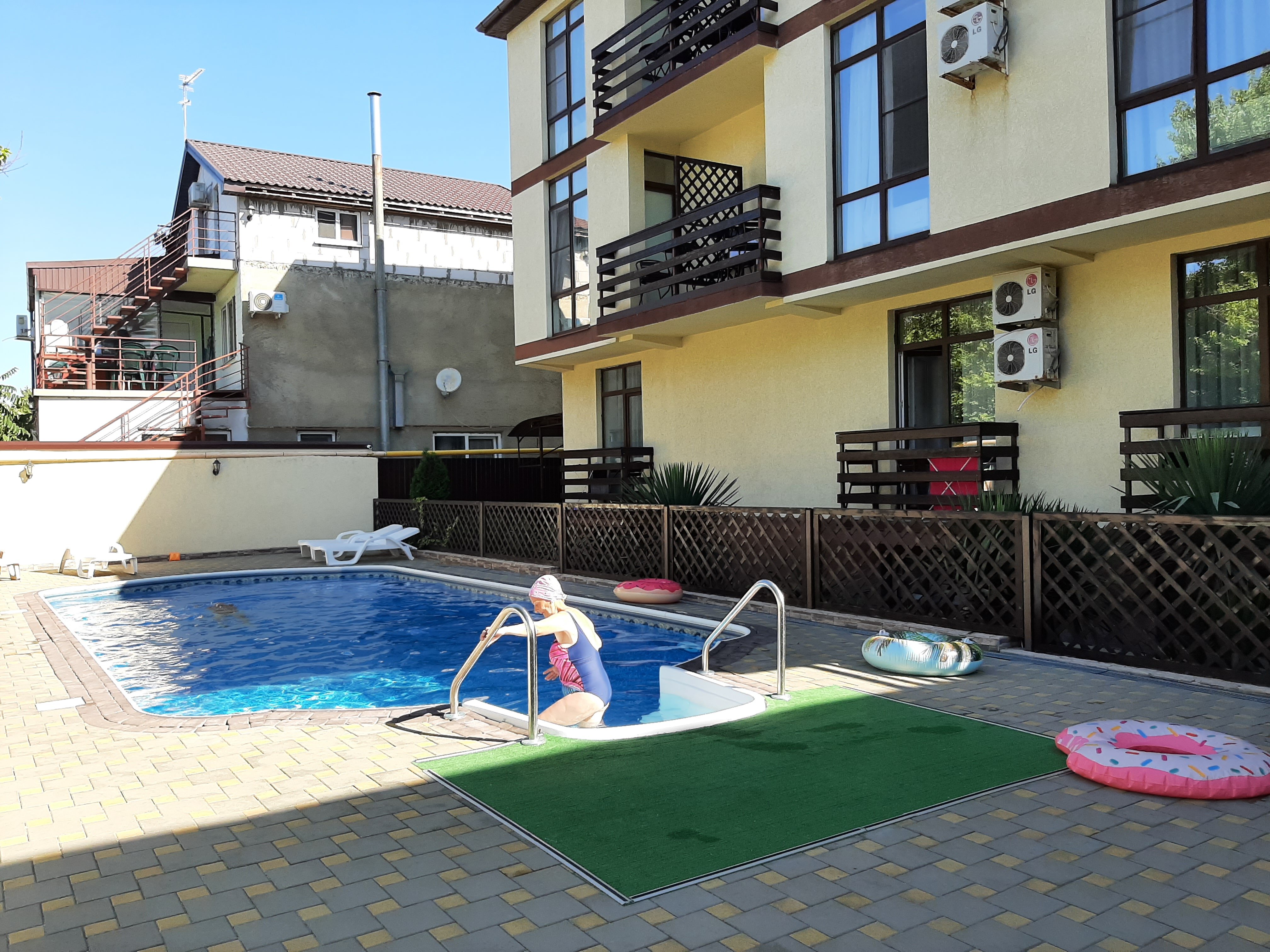 Фото отеля 1