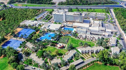 Гостиница Radisson Blu Hotel & Resort Al Ain в Аль-Айне