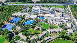 Гостиница Radisson Blu Hotel & Resort Al Ain