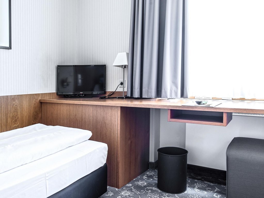 Фото Townhouse Hotel