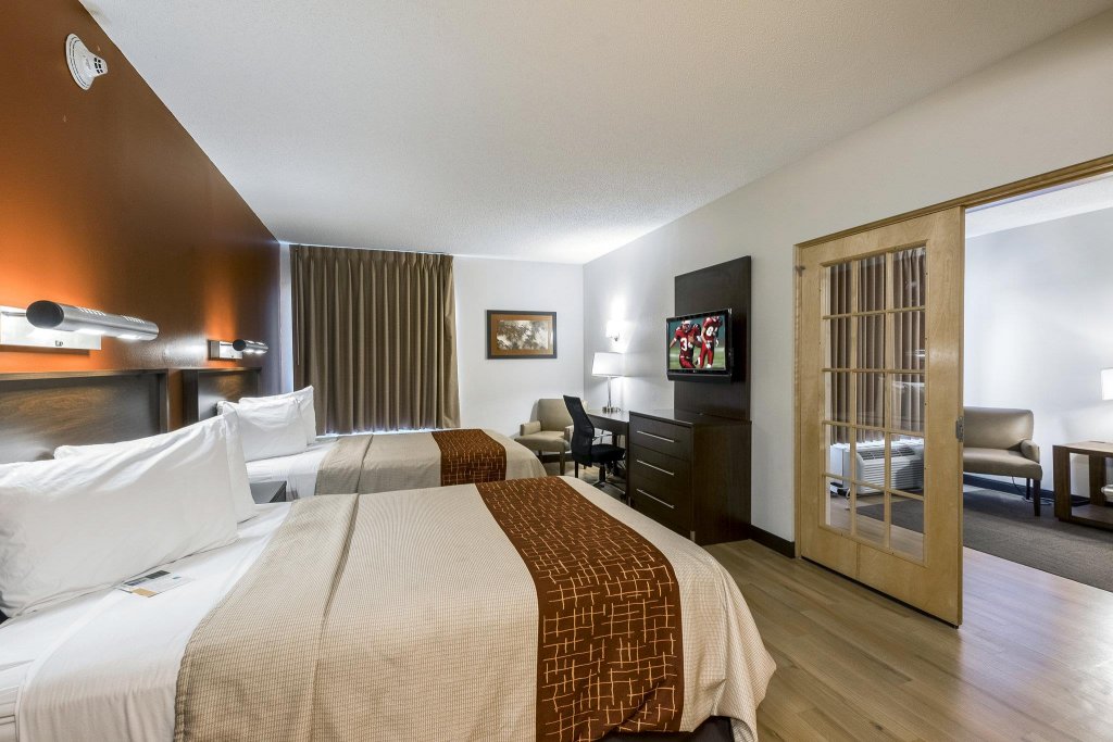 Фото Red Roof Inn Plus+ Long Island - Garden City