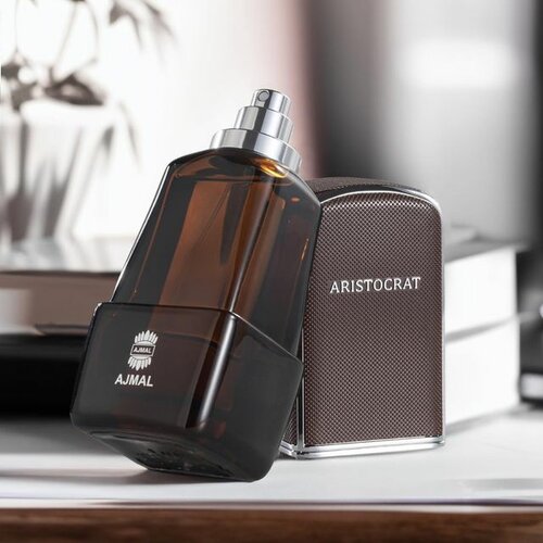 Трусикидегі жалаңаш семіз әйел