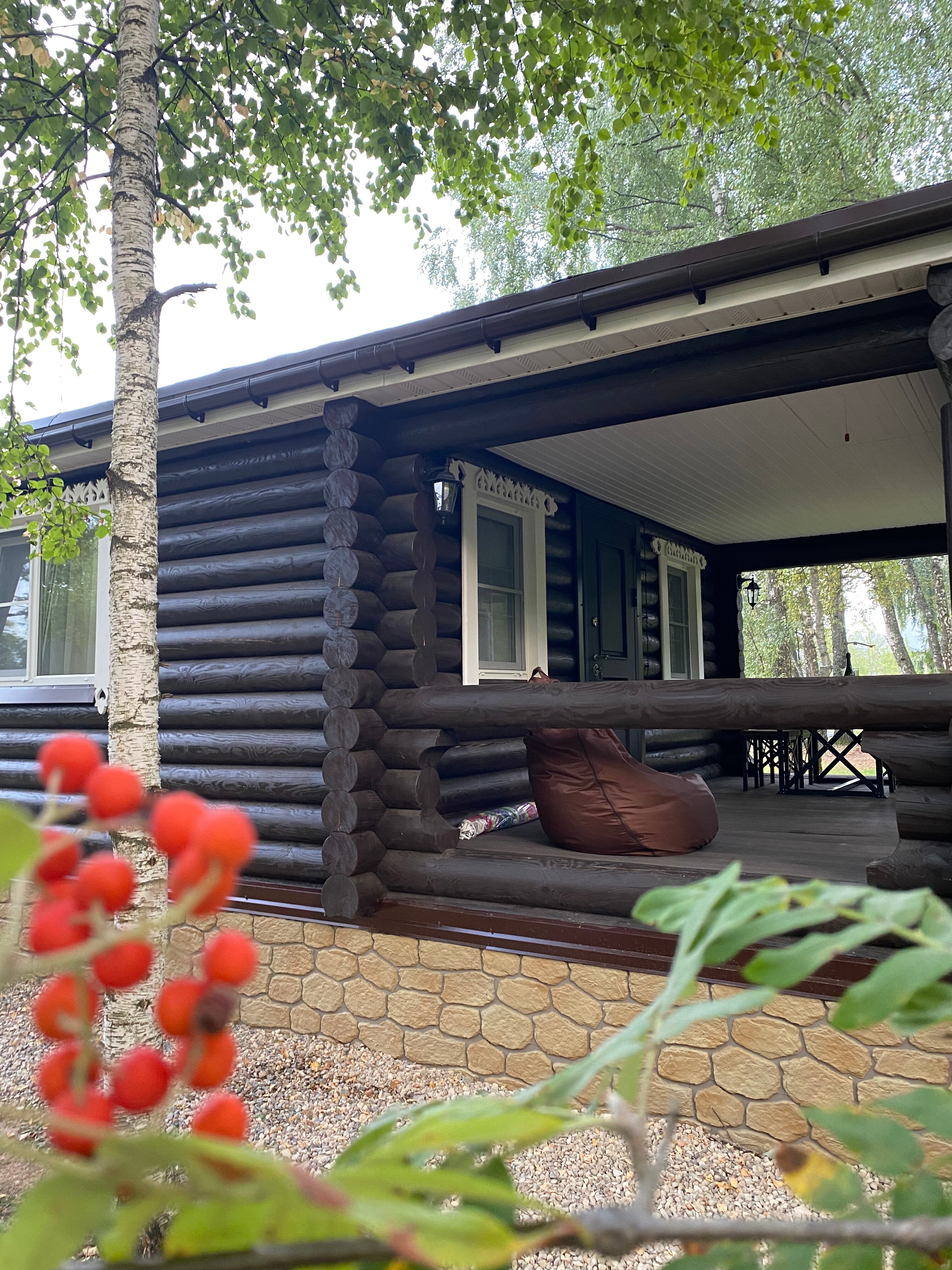 Фото Уютный домик в лесу у пруда