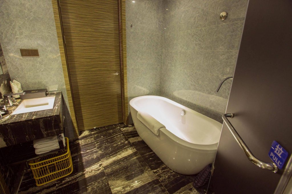 Фото La Perle International Hotel