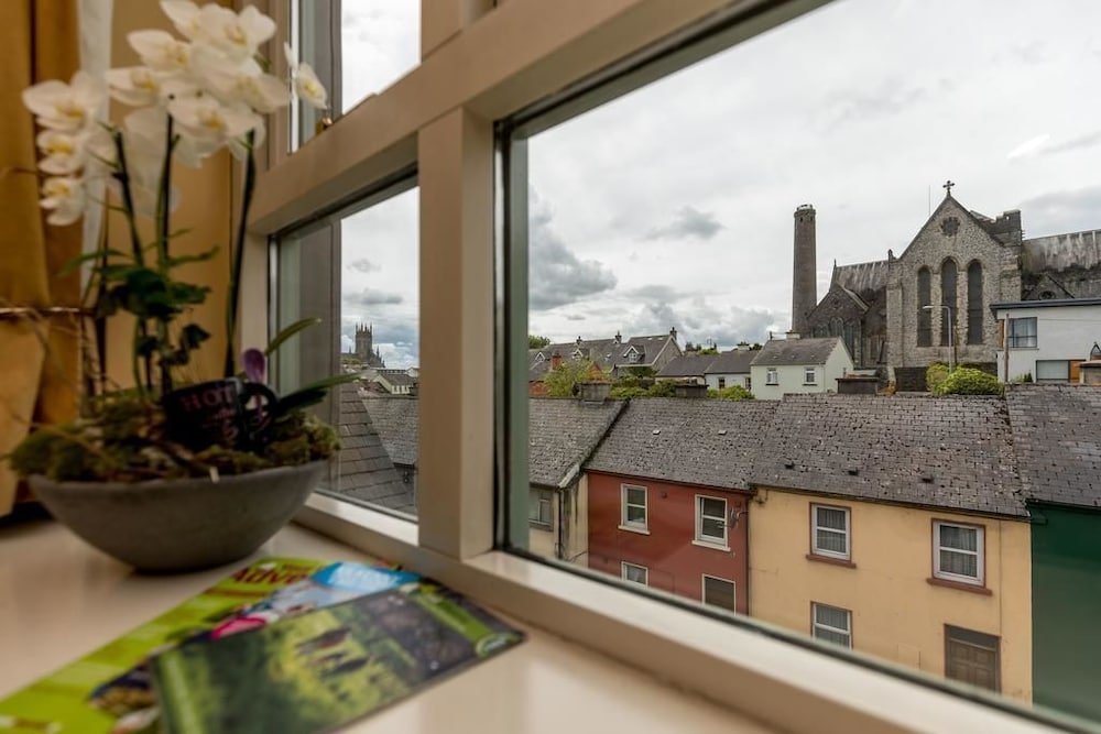 Фото Kilkenny Inn Hotel