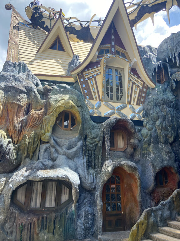 Фото Crazy House