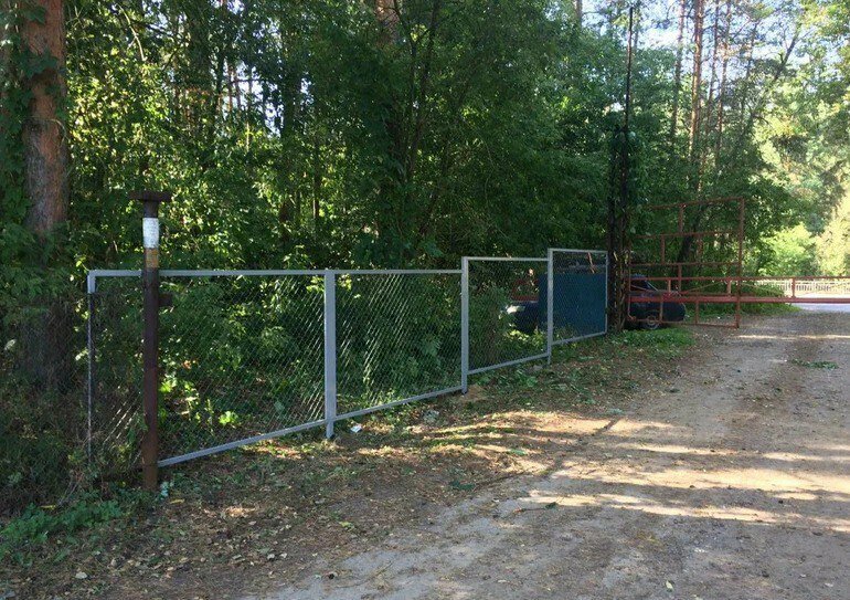 Монтаж сетки-рабицы на дачном участке в Егорьевске