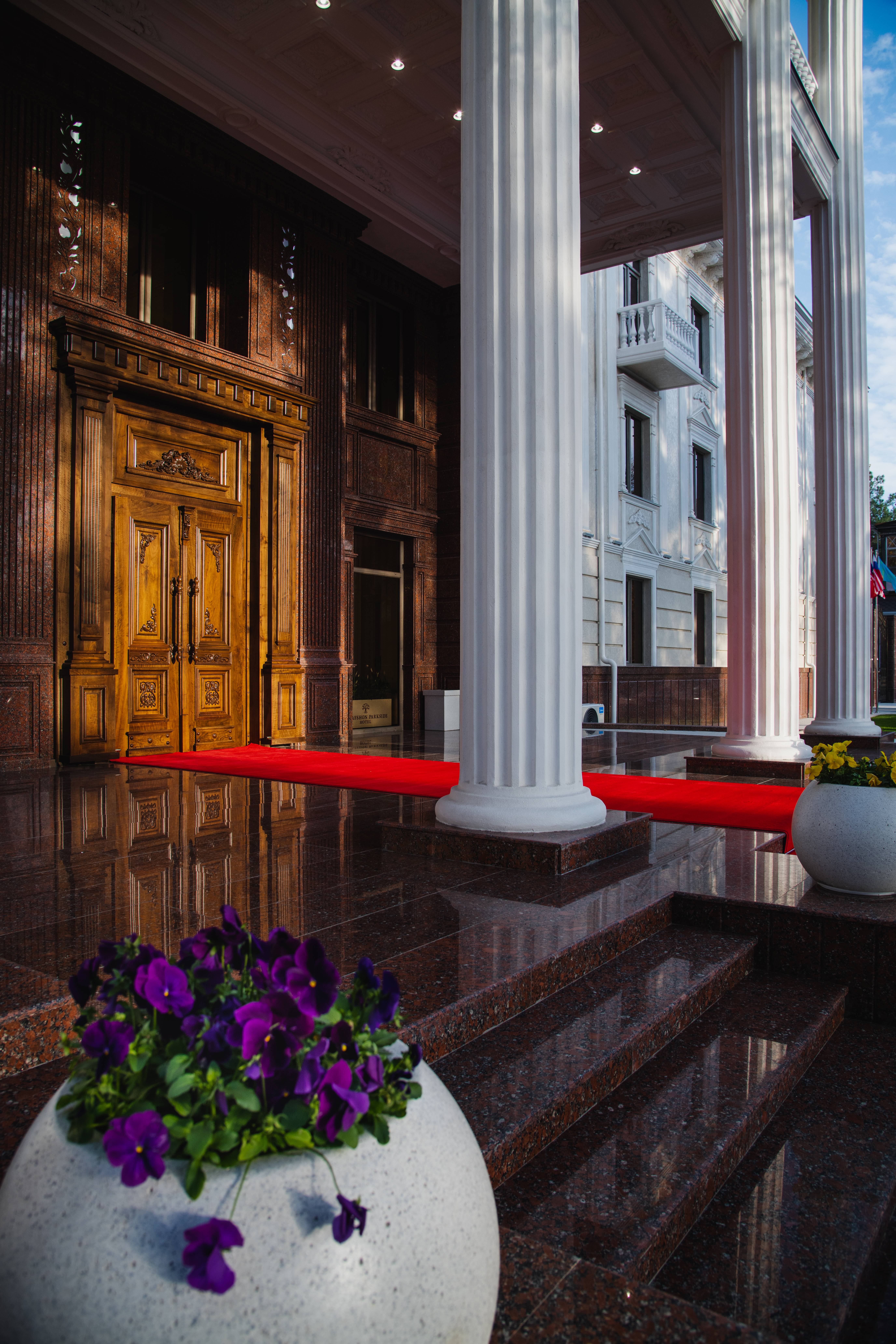 Фото Zarafshon Parkside Hotel