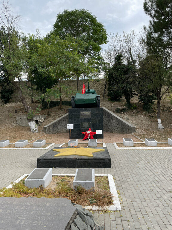 Monument to technology Танк 6-й Гвардейской Сивашской Краснознамённой танковой бригады, Bahchisaraj, photo