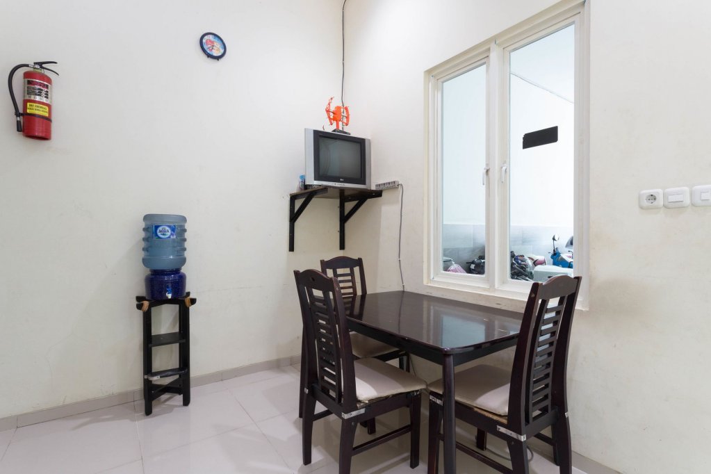 Фото Reddoorz near Gajah Mada Plaza 2