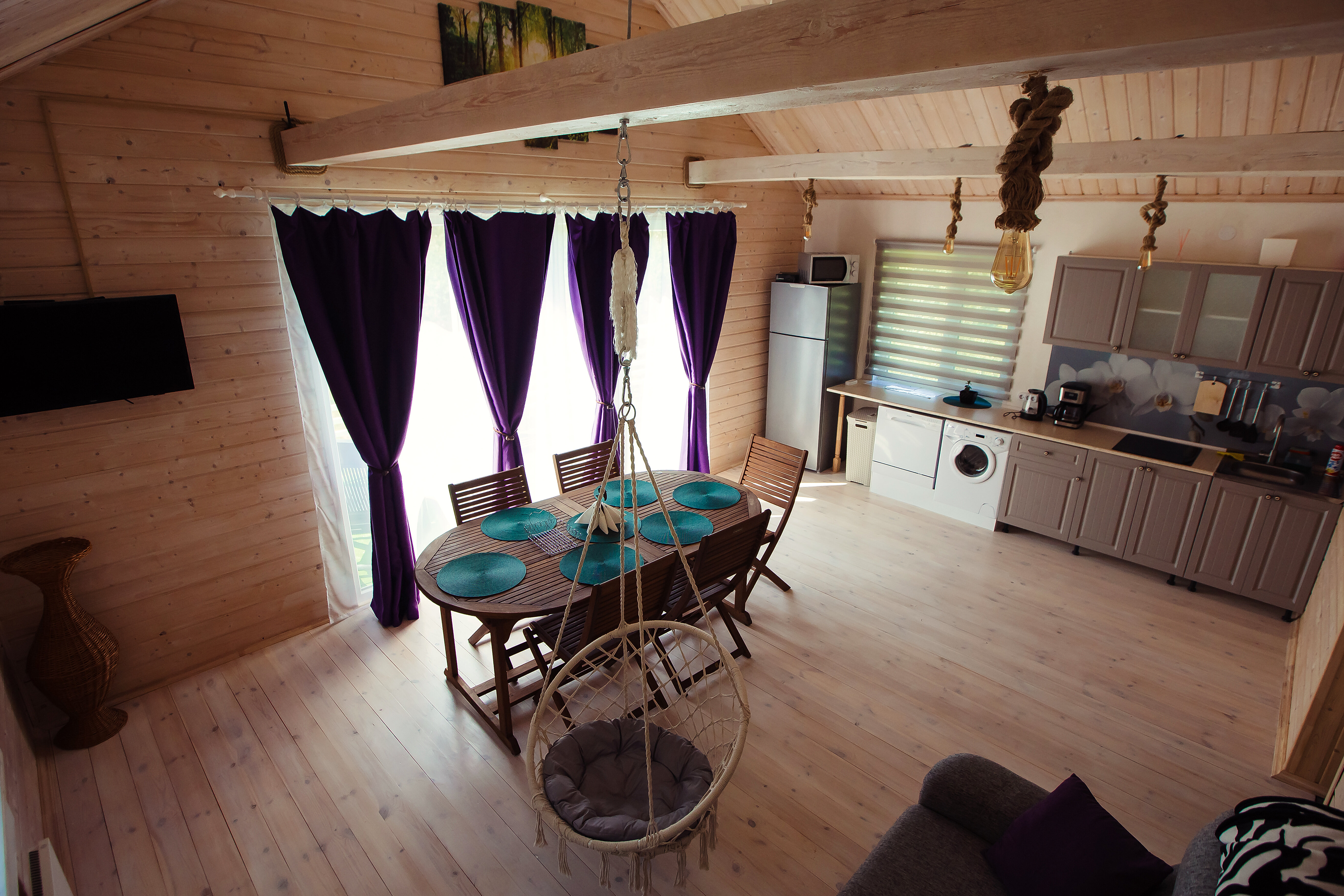 Фото Домик у ёлки