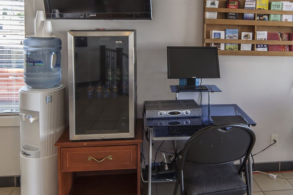 Фото Econo Lodge Inn & Suites