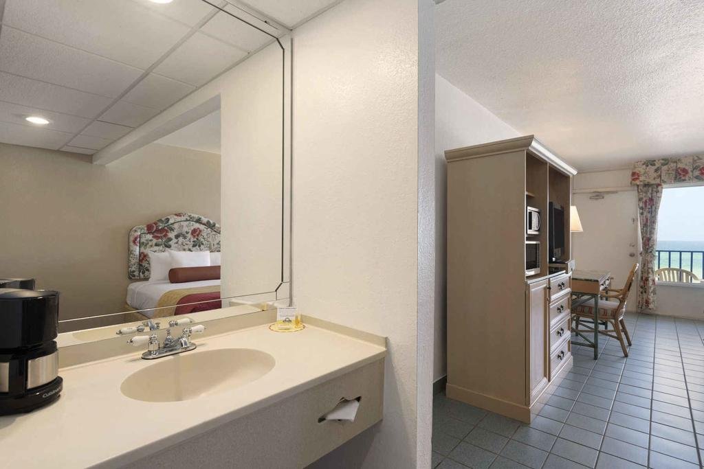 Фото Days Inn by Wyndham Panama City Beach/Ocean Front