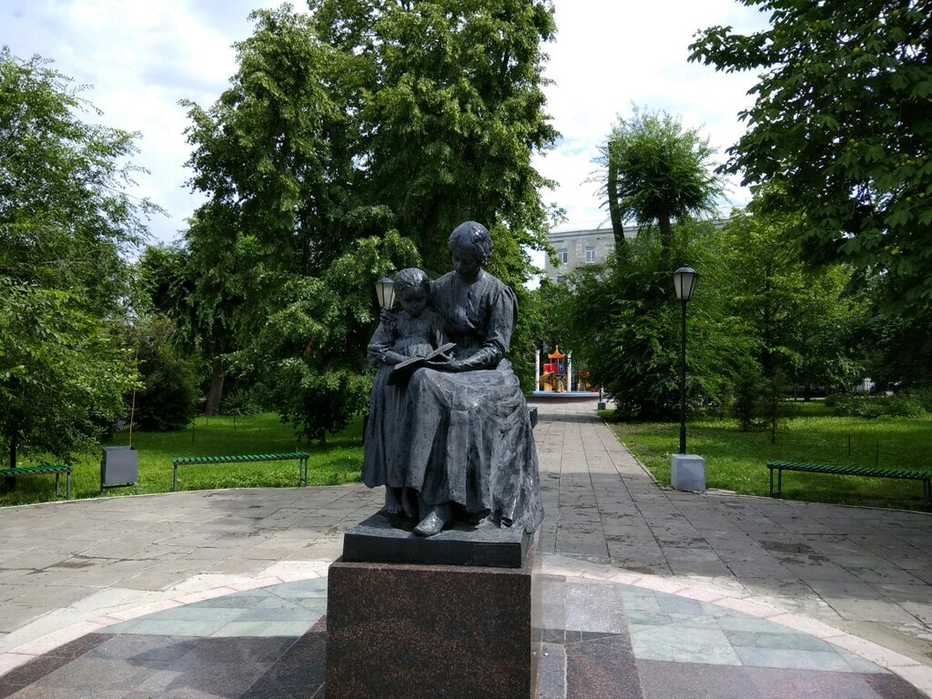 Park, sokak heykeli Памятник Первой учительнице, Saratov, foto