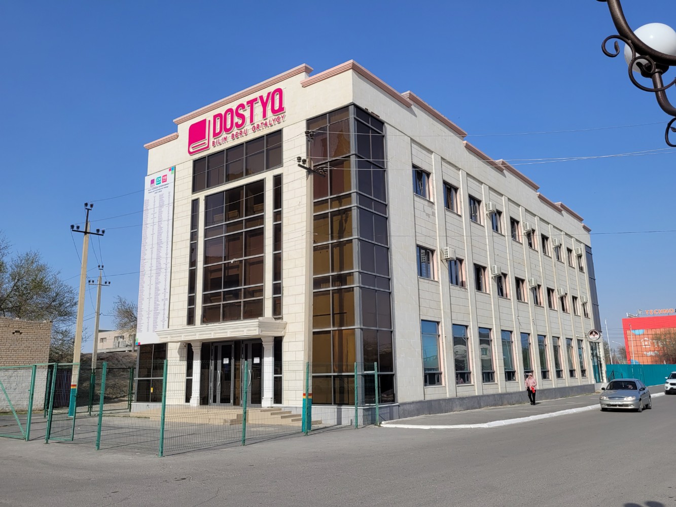 Олар кездейсоқ қызды ұстап алып, оны сиқырлады.