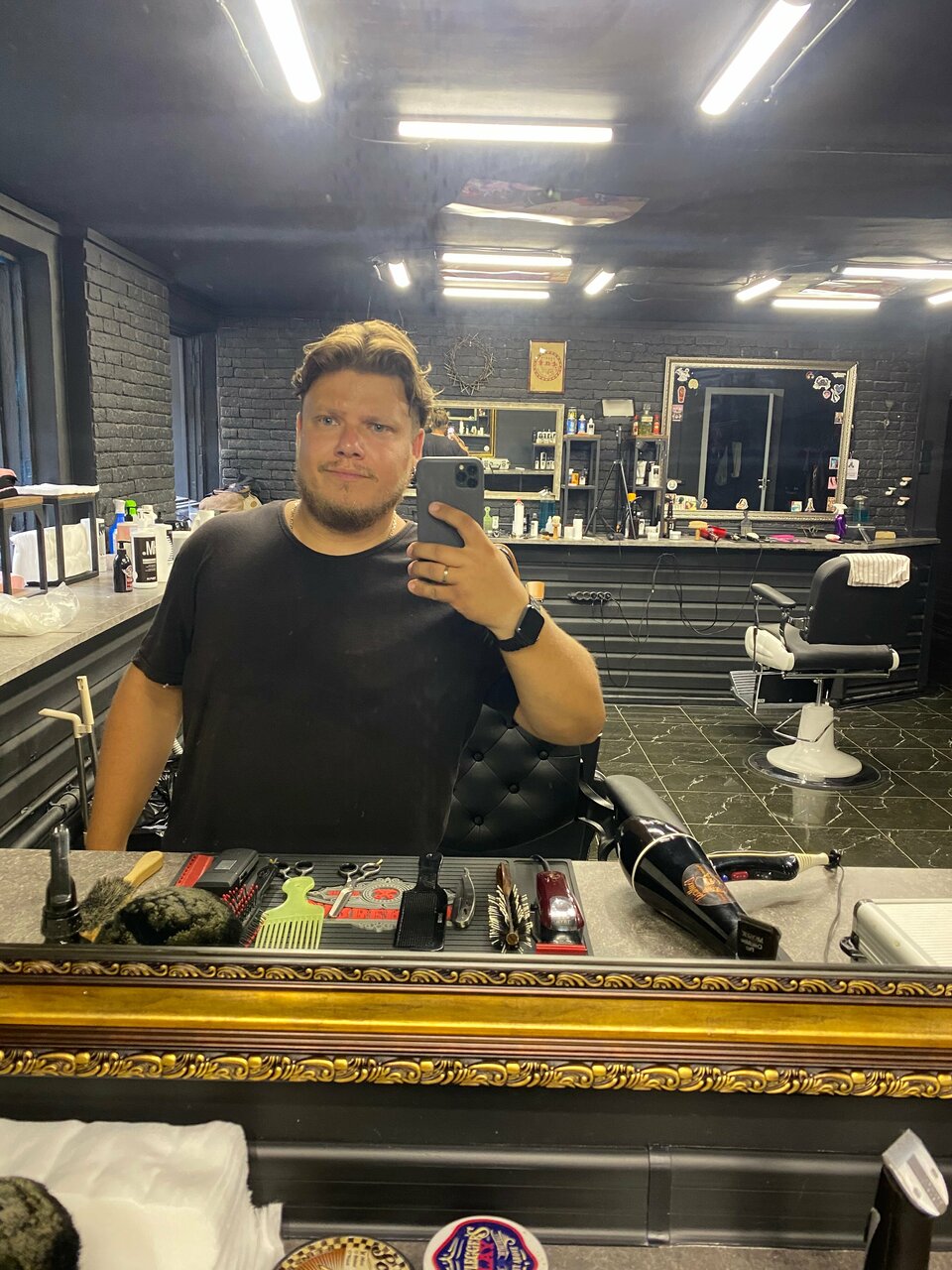 Жека стрижет