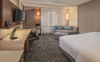 Фото Courtyard by Marriott Calgary South