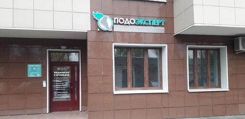 Екі жігіт жағажайда балапанды сиқытты